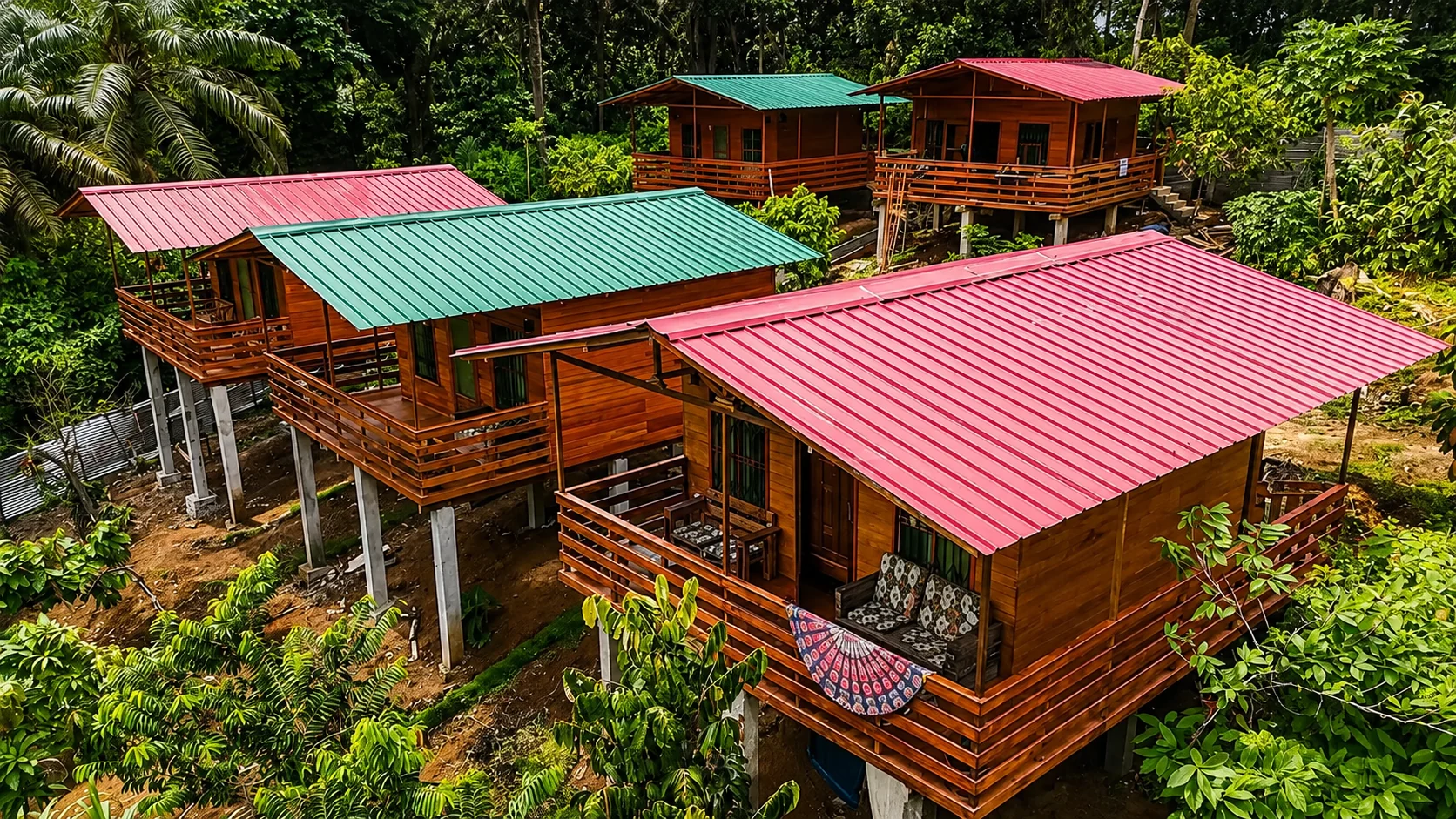 Cabanas de madeira da Casa Cantagalo rodeadas pela natureza