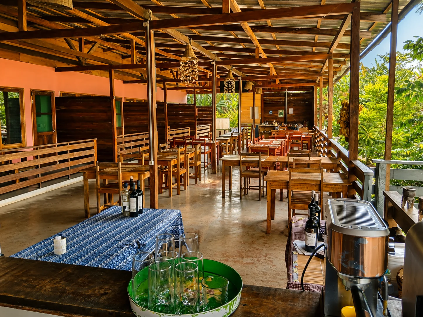 Restaurante aberto com mesas de madeira