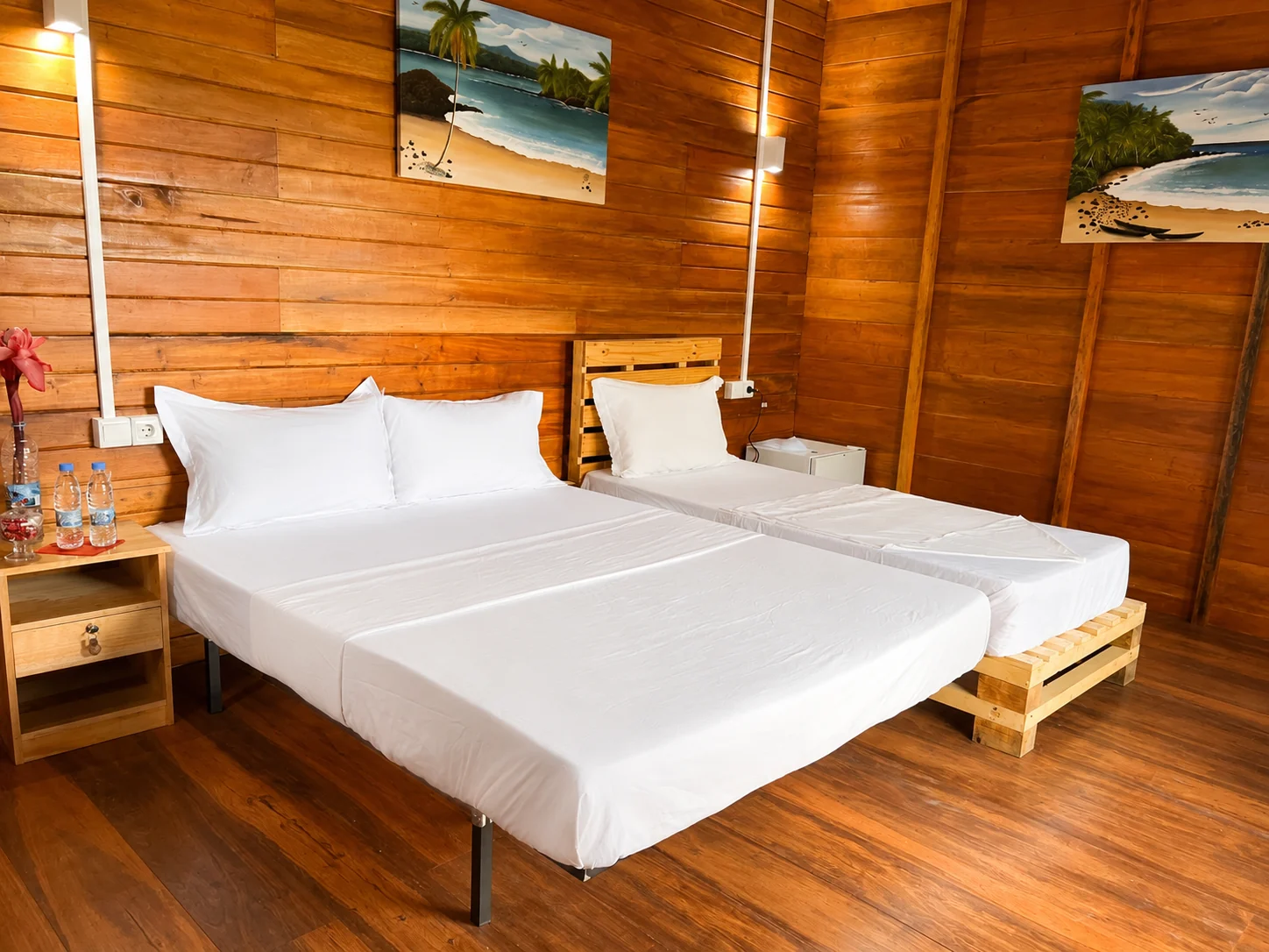 Quarto com duas camas em ambiente de madeira