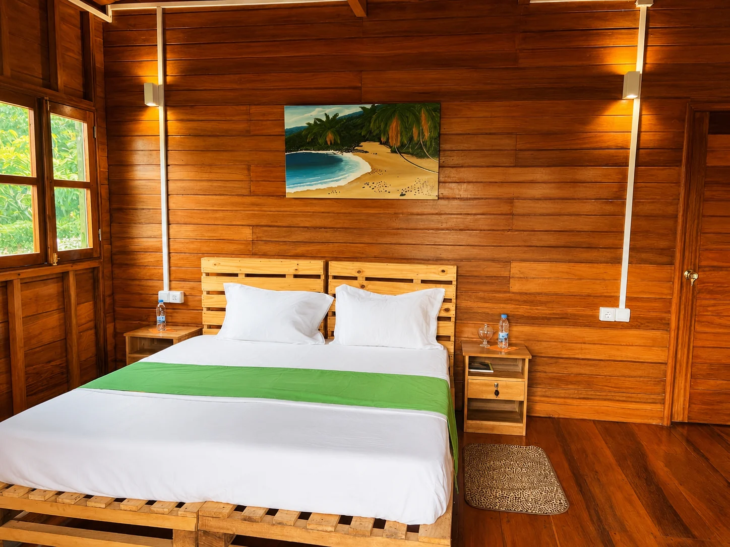 Quarto de madeira com cama preparada na Casa Cantagalo