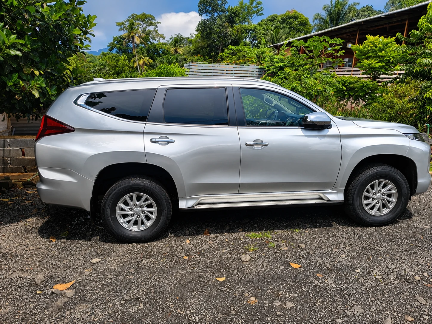 Carro 4x4 disponível para aluguer na Casa Cantagalo